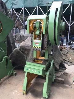 轉(zhuǎn)讓一批準新機氣動沖床普通沖床處理